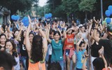 Gần 150 người làm náo nhiệt phố đi bộ với màn nhảy tập thể