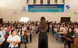 Giang Hồng Ngọc dùng cát-sê làm học bổng cho sinh viên vượt khó