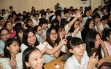 Giang Hồng Ngọc dùng cát-sê làm học bổng cho sinh viên vượt khó