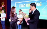Giang Hồng Ngọc dùng cát-sê làm học bổng cho sinh viên vượt khó