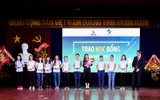 Giang Hồng Ngọc dùng cát-sê làm học bổng cho sinh viên vượt khó