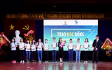 Giang Hồng Ngọc dùng cát-sê làm học bổng cho sinh viên vượt khó