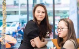 Chồng Ngọc Thạch lái xe 16 tỷ đồng đưa con đến chúc mừng vợ 