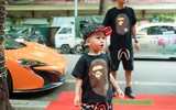 Chồng Ngọc Thạch lái xe 16 tỷ đồng đưa con đến chúc mừng vợ 