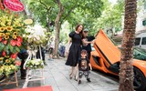 Chồng Ngọc Thạch lái xe 16 tỷ đồng đưa con đến chúc mừng vợ 