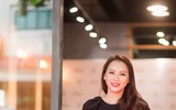 Chồng Ngọc Thạch lái xe 16 tỷ đồng đưa con đến chúc mừng vợ 