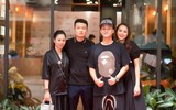 Chồng Ngọc Thạch lái xe 16 tỷ đồng đưa con đến chúc mừng vợ 