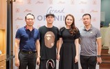 Chồng Ngọc Thạch lái xe 16 tỷ đồng đưa con đến chúc mừng vợ 