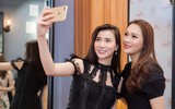 Chồng Ngọc Thạch lái xe 16 tỷ đồng đưa con đến chúc mừng vợ 