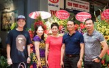 Chồng Ngọc Thạch lái xe 16 tỷ đồng đưa con đến chúc mừng vợ 