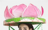 Mỹ Linh mặc áo tứ thân, đội nón hoa sen, múa 