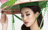 Mỹ Linh mặc áo tứ thân, đội nón hoa sen, múa 