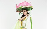 Mỹ Linh mặc áo tứ thân, đội nón hoa sen, múa 
