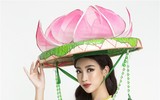 Mỹ Linh mặc áo tứ thân, đội nón hoa sen, múa 