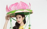Mỹ Linh mặc áo tứ thân, đội nón hoa sen, múa 