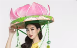 Mỹ Linh mặc áo tứ thân, đội nón hoa sen, múa 