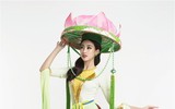 Mỹ Linh mặc áo tứ thân, đội nón hoa sen, múa 