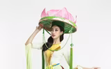 Mỹ Linh mặc áo tứ thân, đội nón hoa sen, múa 