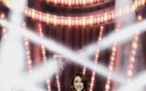 Mỹ Tâm bất ngờ được fan lên sân khấu tặng... rau muống
