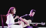 Mỹ Tâm bất ngờ được fan lên sân khấu tặng... rau muống