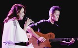 Mỹ Tâm bất ngờ được fan lên sân khấu tặng... rau muống