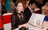 Lý Nhã Kỳ nổi bật bên dàn người đẹp 
