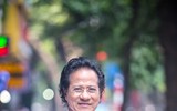 Bất ngờ với hình ảnh Chế Linh đạp xe, nhâm nhi trà đá vỉa hè Hà Nội