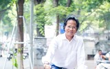 Bất ngờ với hình ảnh Chế Linh đạp xe, nhâm nhi trà đá vỉa hè Hà Nội