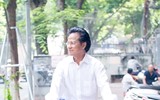 Bất ngờ với hình ảnh Chế Linh đạp xe, nhâm nhi trà đá vỉa hè Hà Nội