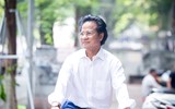 Bất ngờ với hình ảnh Chế Linh đạp xe, nhâm nhi trà đá vỉa hè Hà Nội