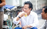 Bất ngờ với hình ảnh Chế Linh đạp xe, nhâm nhi trà đá vỉa hè Hà Nội