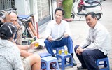 Bất ngờ với hình ảnh Chế Linh đạp xe, nhâm nhi trà đá vỉa hè Hà Nội