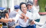 Bất ngờ với hình ảnh Chế Linh đạp xe, nhâm nhi trà đá vỉa hè Hà Nội