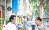 Bất ngờ với hình ảnh Chế Linh đạp xe, nhâm nhi trà đá vỉa hè Hà Nội