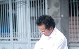 Bất ngờ với hình ảnh Chế Linh đạp xe, nhâm nhi trà đá vỉa hè Hà Nội