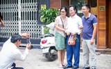 Bất ngờ với hình ảnh Chế Linh đạp xe, nhâm nhi trà đá vỉa hè Hà Nội