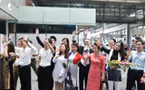 NTK Đỗ Trịnh Hoài Nam mang nón dát vàng sang Úc