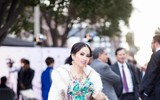Hà Phương  trao giải cho 