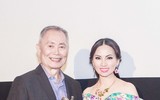 Hà Phương  trao giải cho 