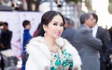 Hà Phương  trao giải cho 