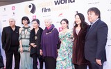 Hà Phương  trao giải cho 