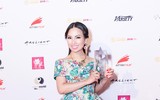 Hà Phương  trao giải cho 