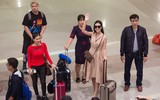 Trở về từ Miss World, Mỹ Linh đeo kính đen che mắt thâm quầng