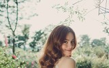 Bất ngờ mặc váy cưới, Hà Hồ khiến fans đứng ngồi không yên