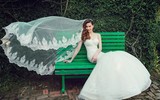 Bất ngờ mặc váy cưới, Hà Hồ khiến fans đứng ngồi không yên