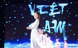 Hoa hậu Mỹ Linh trình diễn áo dài trong lễ bế mạc LHP Việt Nam 2017