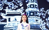 Hoa hậu Mỹ Linh trình diễn áo dài trong lễ bế mạc LHP Việt Nam 2017