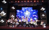 Hoa hậu Mỹ Linh trình diễn áo dài trong lễ bế mạc LHP Việt Nam 2017