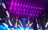 Hoa hậu Mỹ Linh trình diễn áo dài trong lễ bế mạc LHP Việt Nam 2017