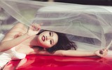 Chế Nguyễn Quỳnh Châu diện váy cưới giữa khung cảnh đầy chất thơ